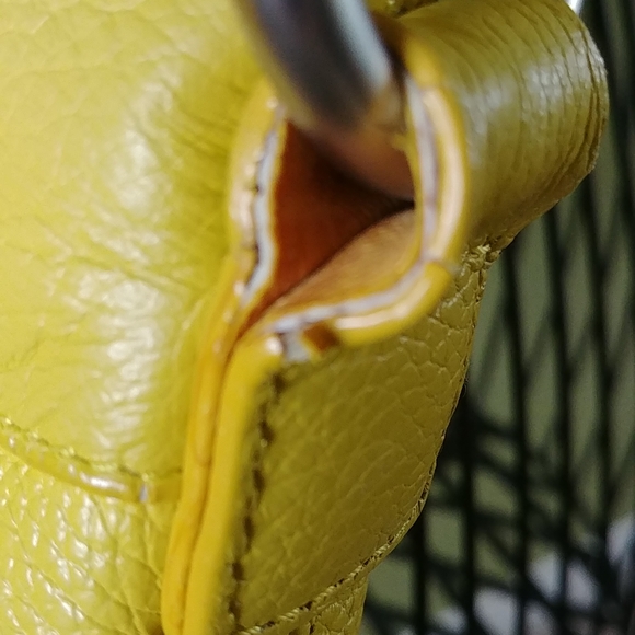 ⭐️Host Pick⭐️DANIER, Vintage Leather yellow bag - Picture 8 of 16